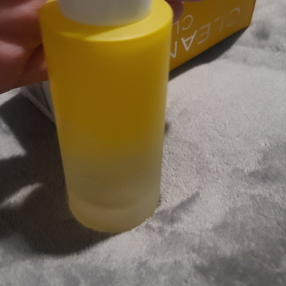 Clean Skin Club | Pineapple Glow Mist - Picture 3 of 4